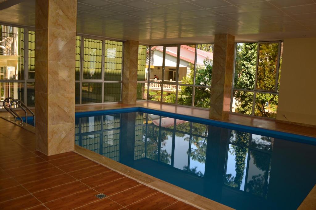 Golden Fleece Hotel room 1